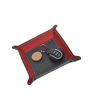 Кожена купа в черно и червено от естествена кожа снимка