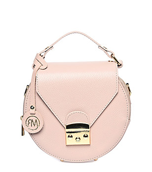 Кръгла кожена дамска чанта в цвят пудра  снимка