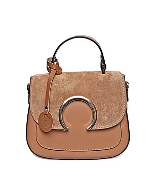 Дамска кожена чанта в цвят коняк със златист детайл Ardelia снимка