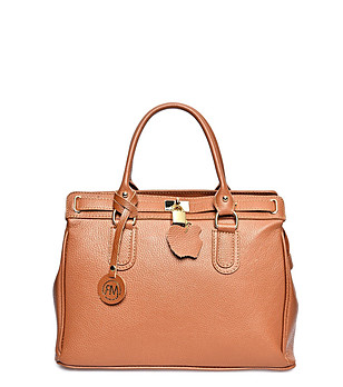 Дамска коженa чанта в цвят коняк снимка