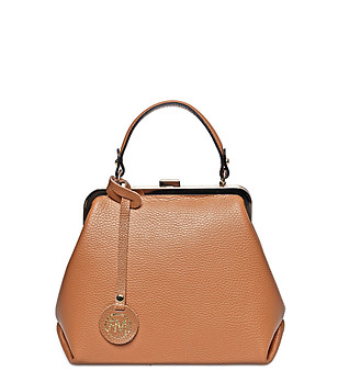 Дамска чанта от естествена кожа в цвят коняк  снимка