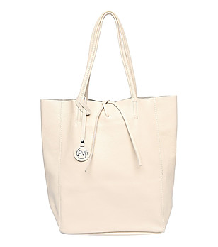 Кожена дамска чанта в светлобежово снимка