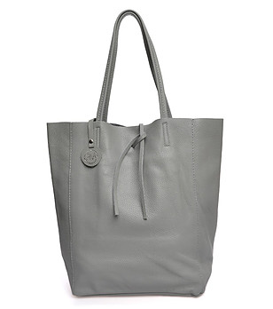 Дамска кожена чанта в сив нюанс снимка