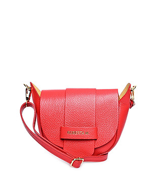 Червена дамска кожена чанта за рамо снимка