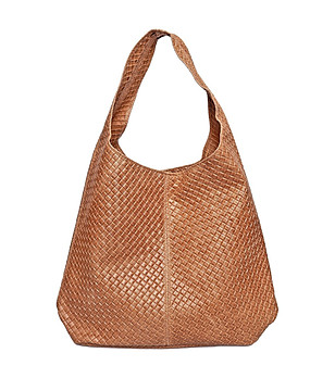 Дамска кожена чанта с релеф в цвят коняк снимка