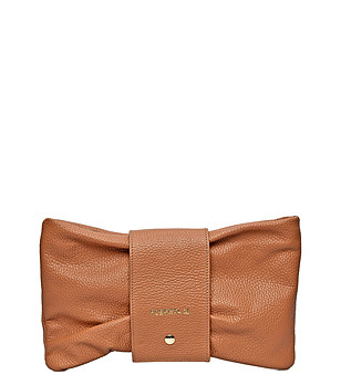 Дамска кожена чанта в цвят коняк снимка