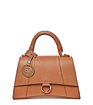 Дамска чанта от естествена кожа в цвят коняк  снимка