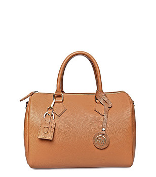 Дамска кожена чанта от естествена кожа в цвят коняк снимка