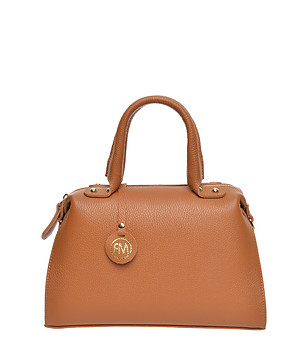 Дамска кожена чанта в цвят коняк снимка