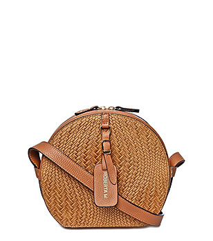 Кръгла дамска кожена чанта в цвят камел с ефектен релеф Darlene снимка