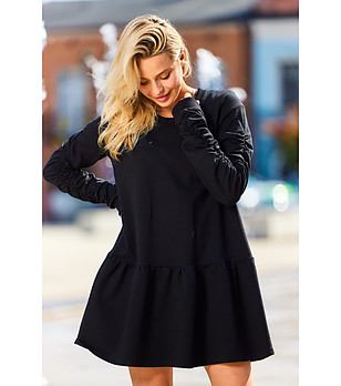 Черна oversize памучна рокля снимка