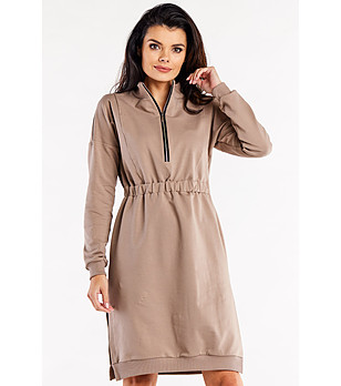 Бежова памучна рокля снимка