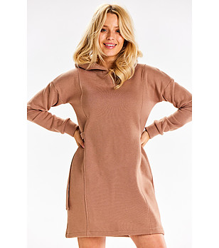 Рокля в бежово с качулка снимка