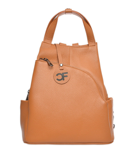 Кожена дамска раница в цвят коняк снимка