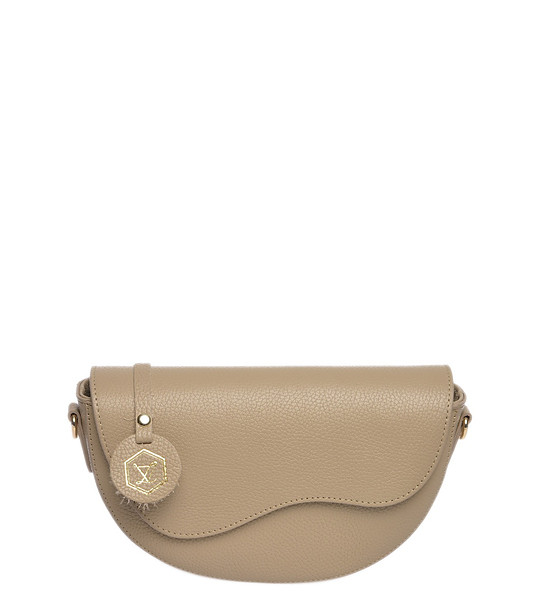 Дамска кожена чанта през рамо в цвят таупе снимка