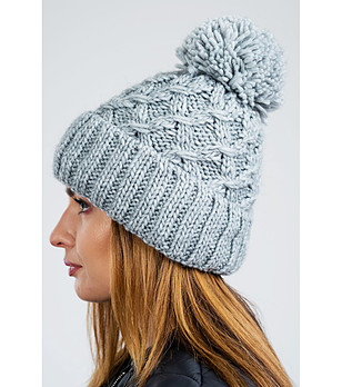 Сива зимна дамска шапка снимка