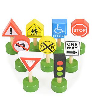 Дървени колички и пътни знаци снимка