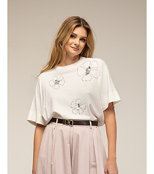 Бяла дамска блуза с ефектни флорални мотиви снимка