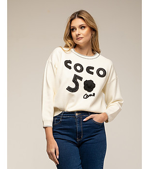 Бял дамски пуловер снимка