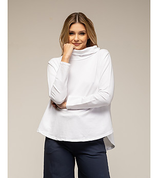 Бяла памучна дамска блуза в ефектно деколте снимка