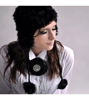 Черна зимна шапка с пух снимка