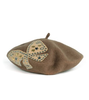 Кафява барета с декорация снимка