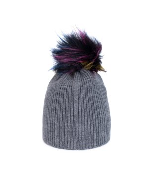Зимна шапка с помпон в сиво снимка