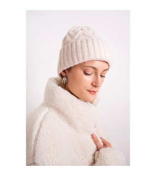 Екрю зимна шапка снимка