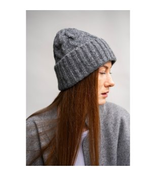 Зимна шапка в цвят графит снимка