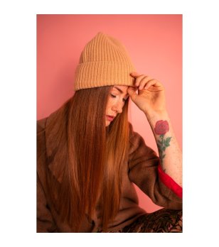 Зимна шапка в бежов нюанс снимка