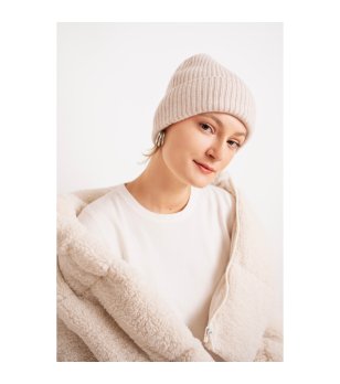 Зимна шапка в светлобежово и розово снимка