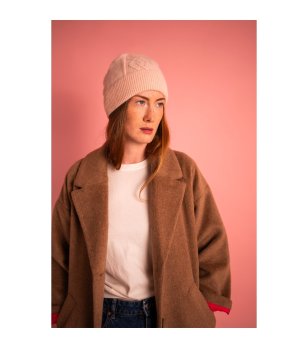 Дълга зимна шапка в нюанс на праскова снимка