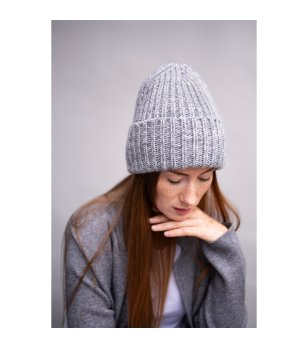 Унисекс зимна шапка в сиво и екрю от вълна мерино и кашмир снимка