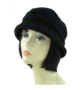 Дамска шапка в черно с ефектни набори снимка