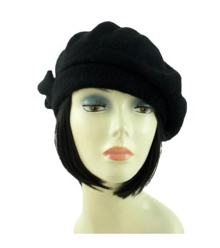 Черна вълнена дамска шапка снимка