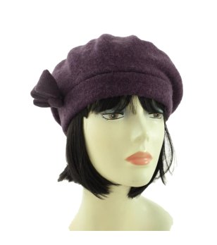 Дамска виолетова шапка от вълна снимка