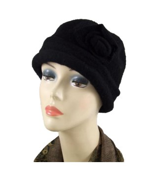 Черна дамска шапка от вълна снимка