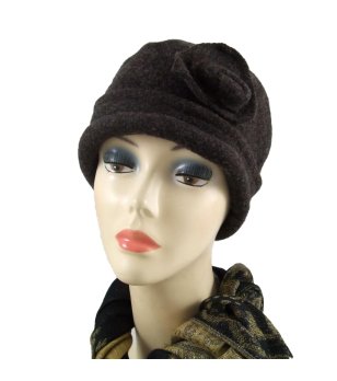Кафява дамска шапка от вълна снимка