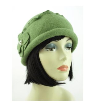 Зелена дамска шапка с декорация снимка