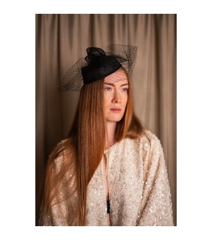 Дамски фасинатор в черно с гребен снимка