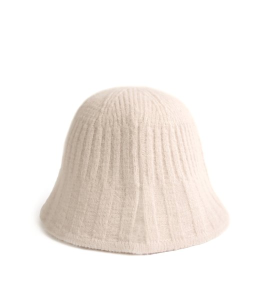 Ефектна шапка в екрю снимка