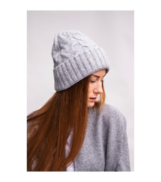 Сива зимна шапка снимка