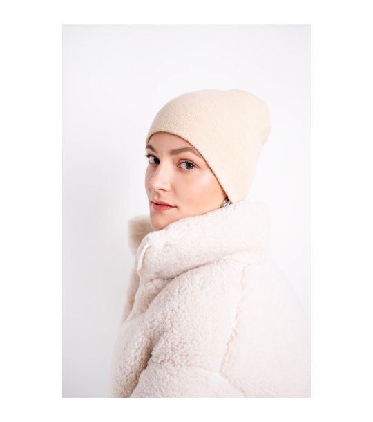 Светлобежова шапка снимка