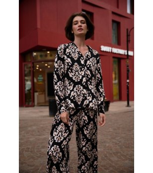 Дамска риза с принт в черно и бяло снимка