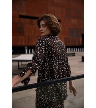 Дамска черна риза с принт снимка