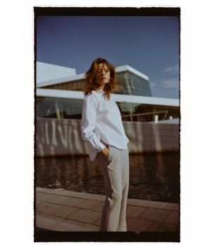 Дамска бяла риза с яка с високо съдържание на памук снимка