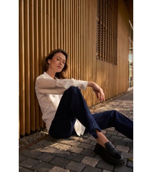 Дамска риза в бяло снимка