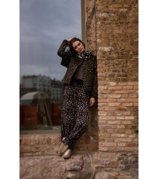 Дамски панталон с принт в кафяво снимка