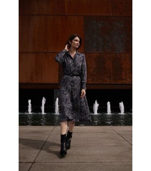 Рокля в сиви нюанси със змийски принт снимка