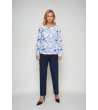 Дамска бяла риза с флорален принт в синьо-2 снимка